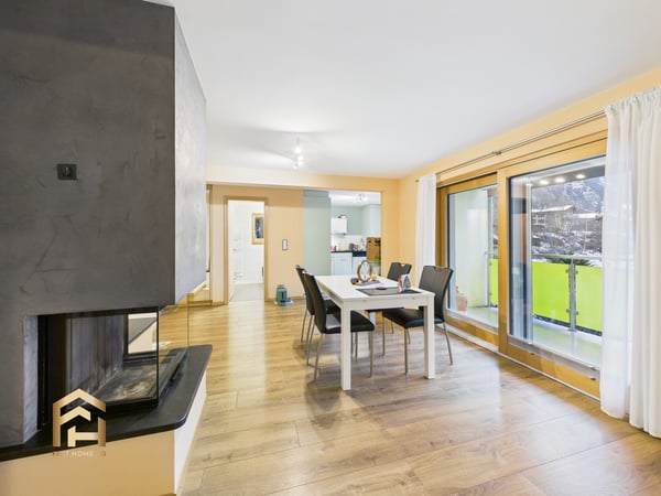 Moderne 1.5-ZWG mit Kamin, Balkon und Bergblick in St. Niklaus 1