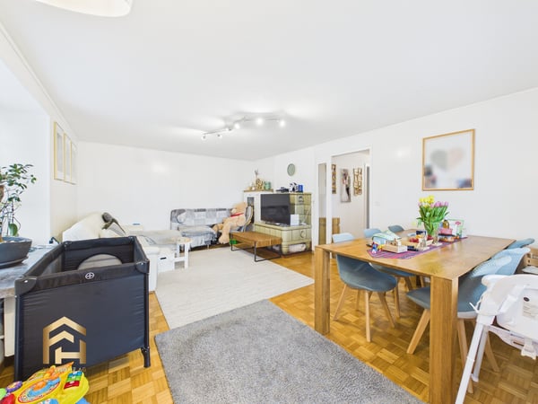 Attraktives Zweifamilienhaus mit Grünfläche und Nebengebäuden 3