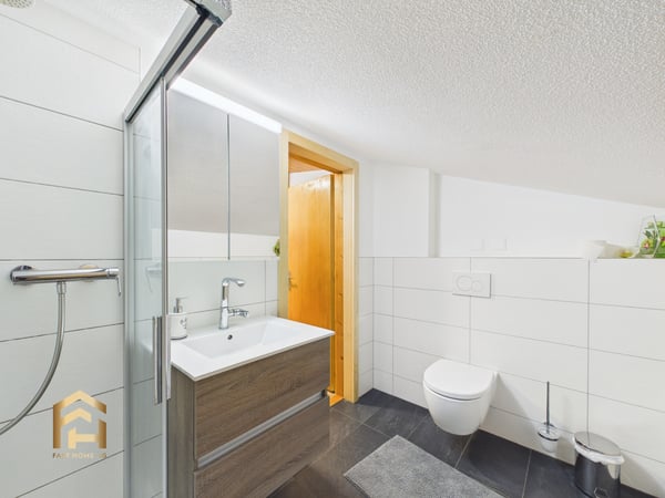 Renovierte, heimelige 2.5-Zimmer Dachwohnung im Bergdorf Ergisch 8