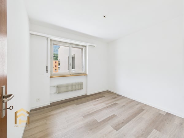 Grosszügige 5.5-ZWG mit Balkon, Aussicht und zentraler Wohnlage in Nat 8