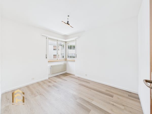 Grosszügige 5.5-ZWG mit Balkon, Aussicht und zentraler Wohnlage in Nat 7