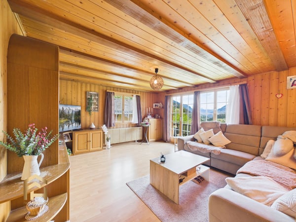 Sonniges Chalet mit Einliegerwohnung und traumhafter Aussicht 2