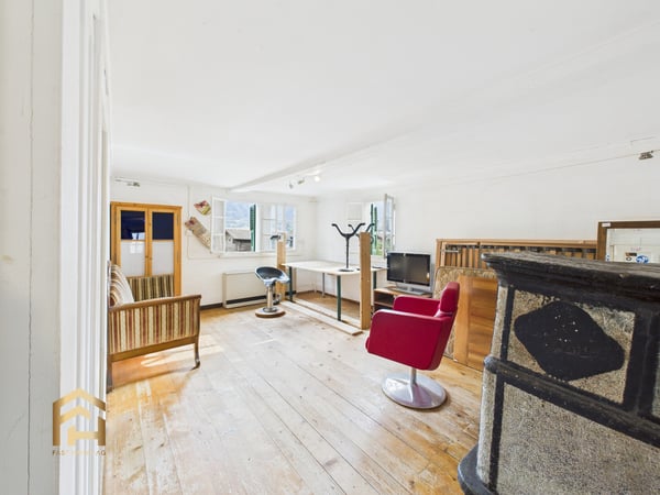 Altbau 1.5 ZWG mit Atelier im Herzen von Naters 8