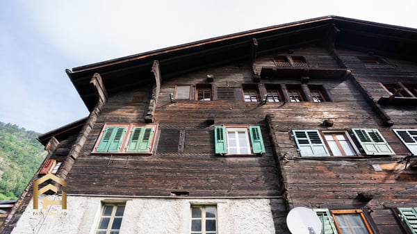 Altbau 1.5 ZWG mit Atelier im Herzen von Naters 1