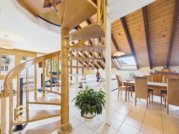 Charmante Duplex-Dachwohnung mit herrlicher Bergsicht 2