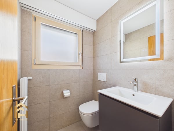Exklusiv inmitten Visp: Renovierte 2.5ZWG,Umlaufbalkon, Lift&Garage 4
