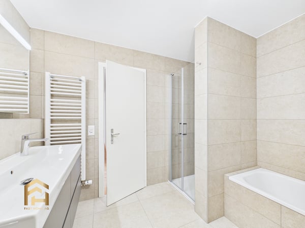 Exklusiv inmitten Visp: Renovierte 2.5ZWG,Umlaufbalkon, Lift&Garage 3