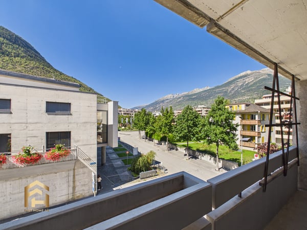 Exklusiv inmitten Visp: Renovierte 2.5ZWG,Umlaufbalkon, Lift&Garage 1