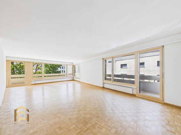 Exklusiv inmitten Visp: Renovierte 2.5ZWG,Umlaufbalkon, Lift&Garage 2
