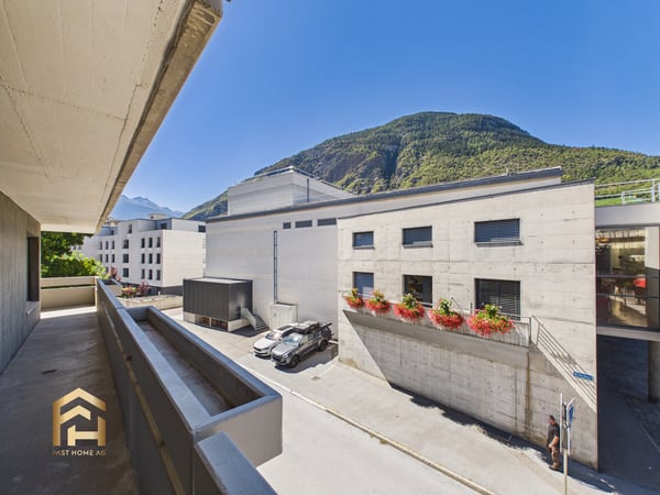 Exklusiv inmitten Visp: Renovierte 2.5ZWG,Umlaufbalkon, Lift&Garage 13