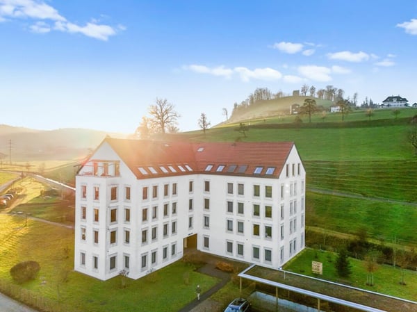 Moderne, neuwertige 1 ½-Zimmer-Wohnung im 1.OG mit einladender, geschützter Loggia 1