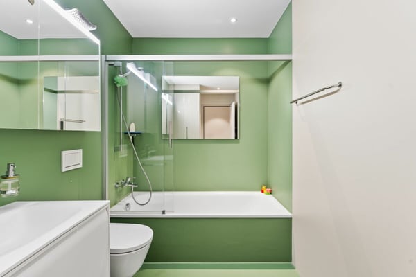 Moderne, neuwertige 1 ½-Zimmer-Wohnung im 1.OG mit einladender, geschützter Loggia 12