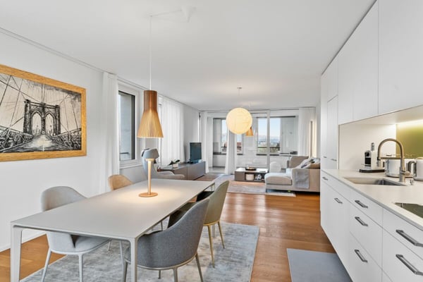 Moderne, neuwertige 1 ½-Zimmer-Wohnung im 1.OG mit einladender, geschützter Loggia 10