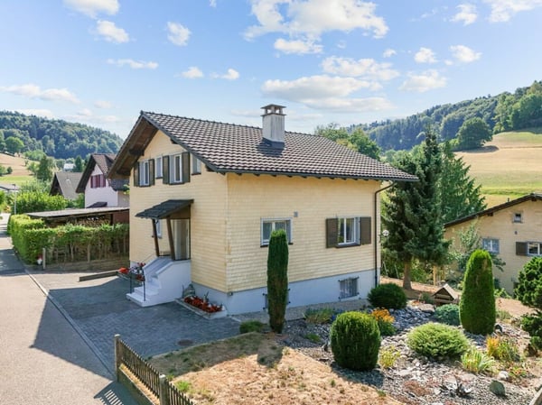 6½-Zimmer-Einfamilienhaus an ruhiger und sonniger Lage in der Tempo-30-Zone 1