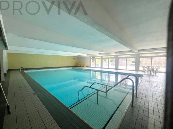 Mit vielen Extras wie Hallenbad, Sauna, Partyraum und Turnhalle 8