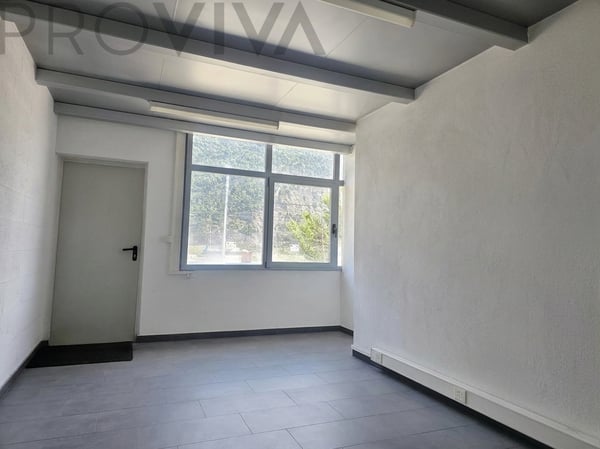 Halle in idealer Lage mit separatem Büro 2