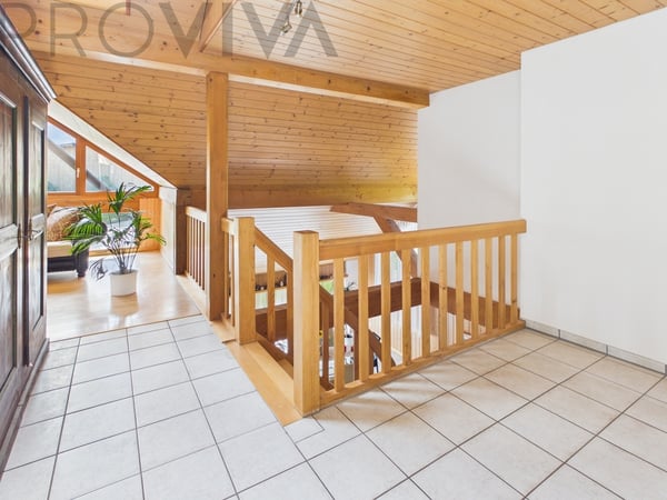 Modern, grosszügig und  auf zwei Etagen mit gemütlichem Sitzplatz 5
