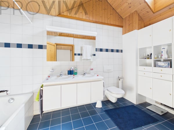 Modern, grosszügig und  auf zwei Etagen mit gemütlichem Sitzplatz 8