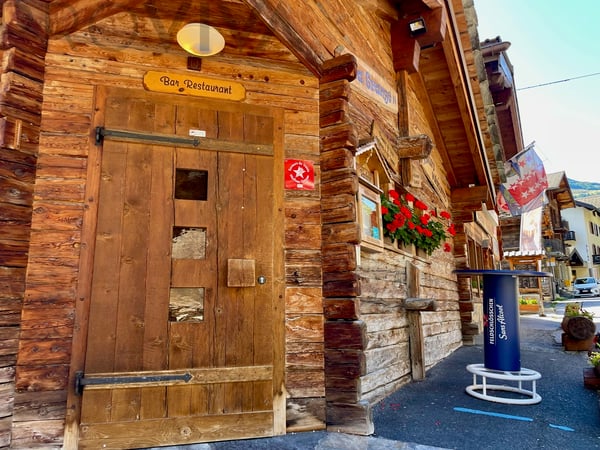 Ganzjährig beliebtes Restaurant mit Wohnung und Dent-Blanche-Blick