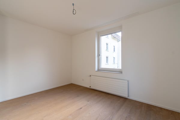 Grosszügige, frisch renovierte 2.5 Zimmer-Wohnung mit Balkon 10