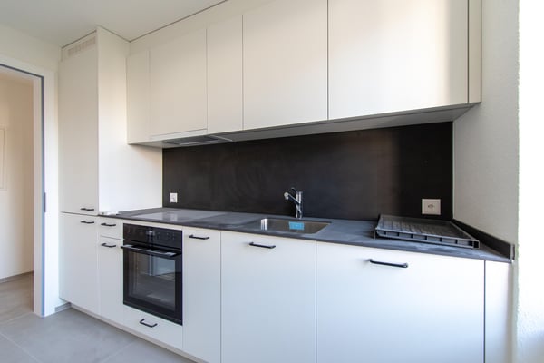 Grosszügige, frisch renovierte 2.5 Zimmer-Wohnung mit Balkon 1