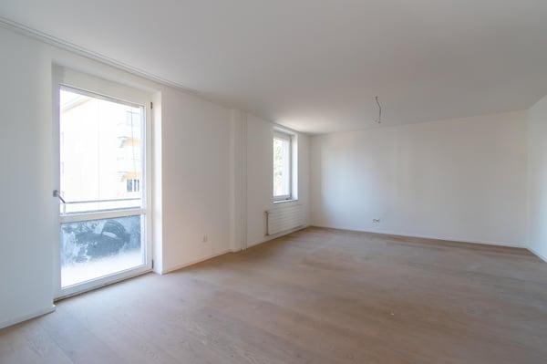 Grosszügige, frisch renovierte 2.5 Zimmer-Wohnung mit Balkon 2