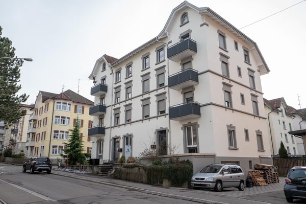 Grosszügige, frisch renovierte 2.5 Zimmer-Wohnung mit Balkon 10
