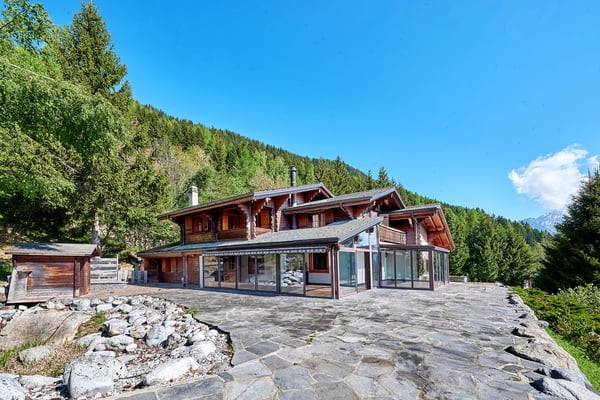 Traumhafte Chalet-Villa mit grossem Inhouse-Pool 1