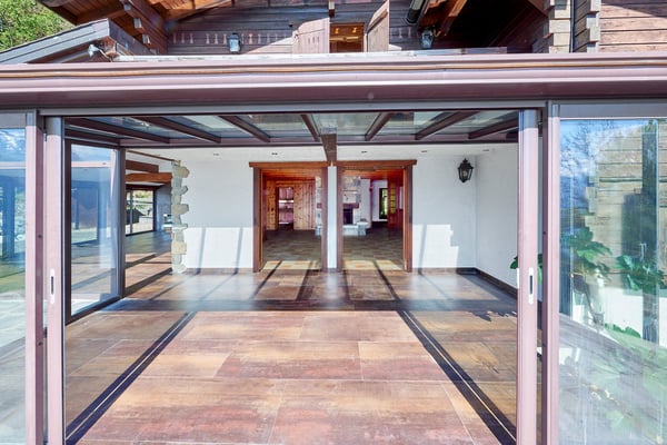 Traumhafte Chalet-Villa mit grossem Inhouse-Pool 9