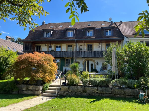 Charmante 1.5-Zimmer-Dachwohnung mit Blick auf den Murtensee 1