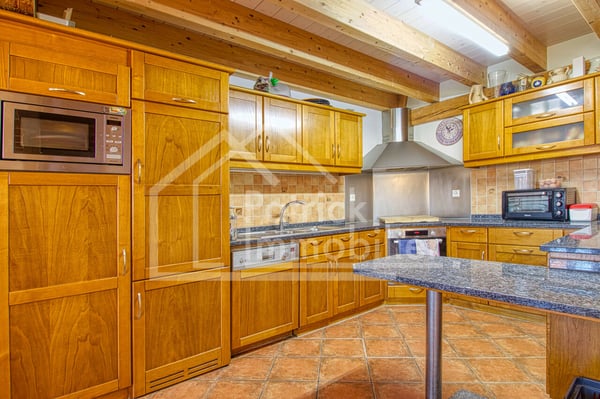 Immeuble d'habitation avec café restaurant 6