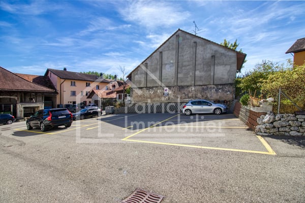 Immeuble d'habitation avec café restaurant 12