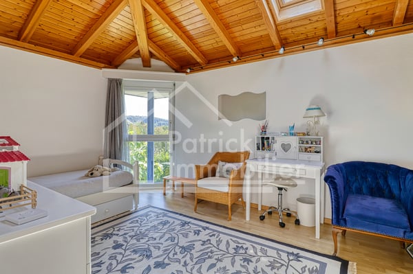 Villa de famille avec annexe, piscine, garage double 8