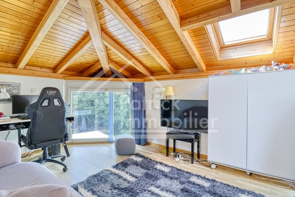 Villa de famille avec annexe, piscine, garage double 9