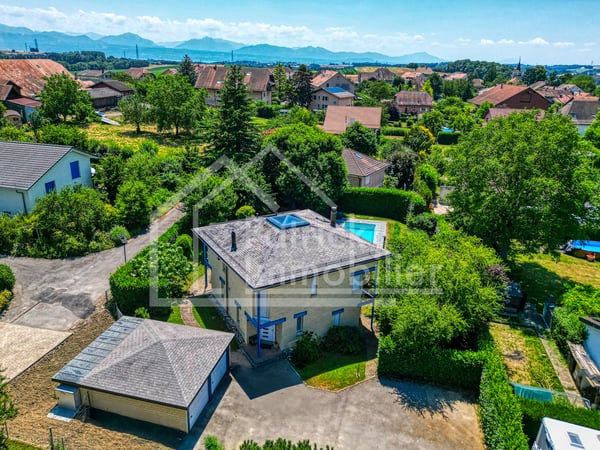 Villa de famille avec annexe, piscine, garage double 12