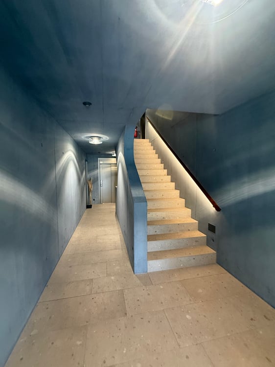 Helle, klimatisierte 2.5-Zimmer Wohnung mit Balkon und Tiefgaragenparkplatz 3