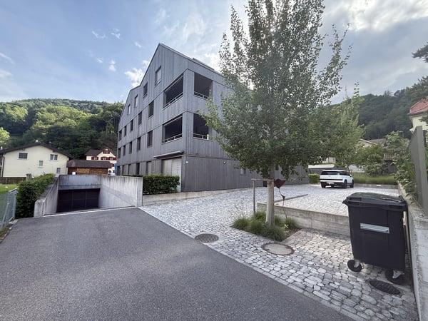 Helle, klimatisierte 2.5-Zimmer Wohnung mit Balkon und Tiefgaragenparkplatz 2