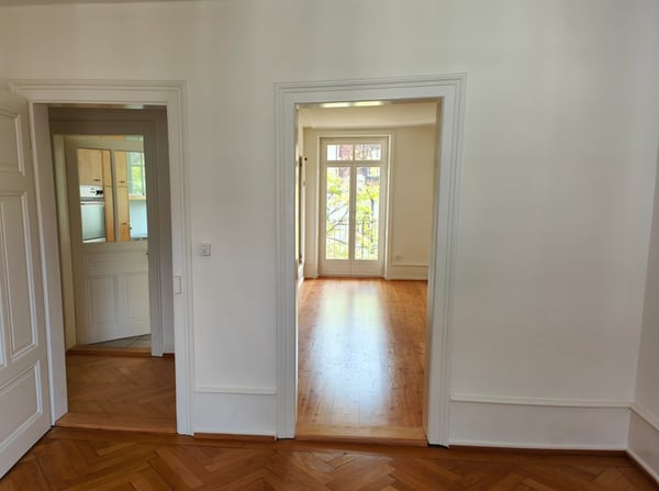 helle, sonnige, ruhige, renovierte 4-Zimmer-Wohnung mit Balkon 2