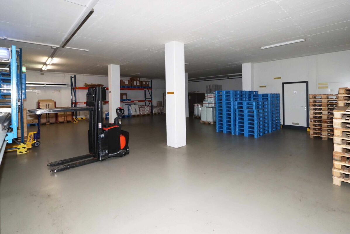 Edificio industriale e commerciale Ovest a Mitlödi GL