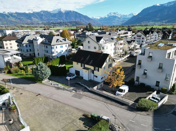Freistehendes Einfamilienhaus mit Garten an sonniger und familienfreundlicher Lage in Tuggen SZ 2