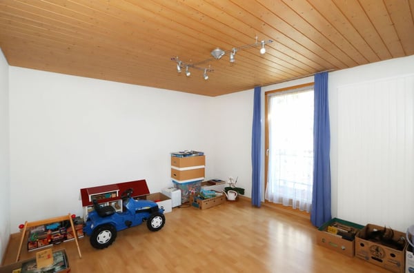 Freistehendes Einfamilienhaus mit Garten an sonniger und familienfreundlicher Lage in Tuggen SZ 12