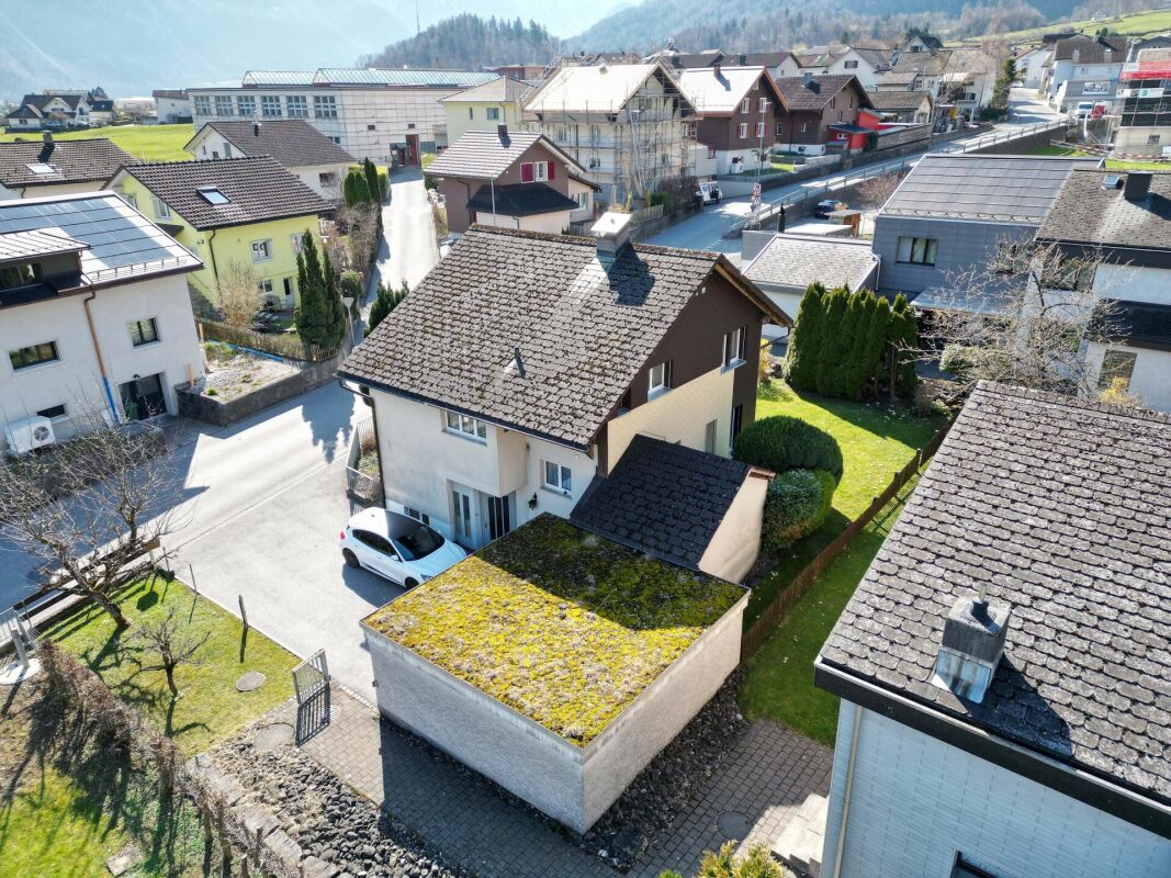 Freistehendes und charmantes Einfamilienhaus an sonniger Lage in Riedern, Gemeinde Glarus