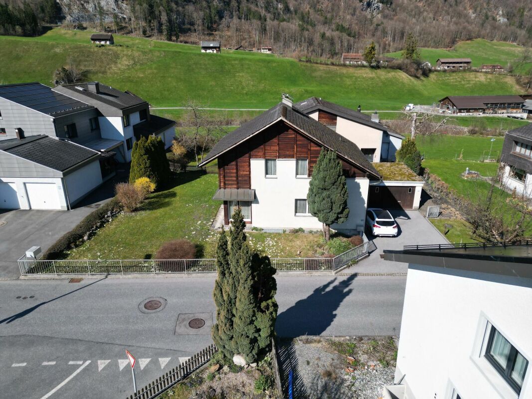 Freistehendes und charmantes Einfamilienhaus an sonniger Lage in Riedern, Gemeinde Glarus