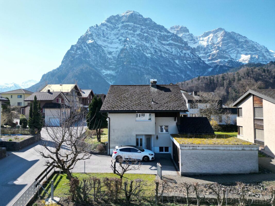 Freistehendes und charmantes Einfamilienhaus an sonniger Lage in Riedern, Gemeinde Glarus