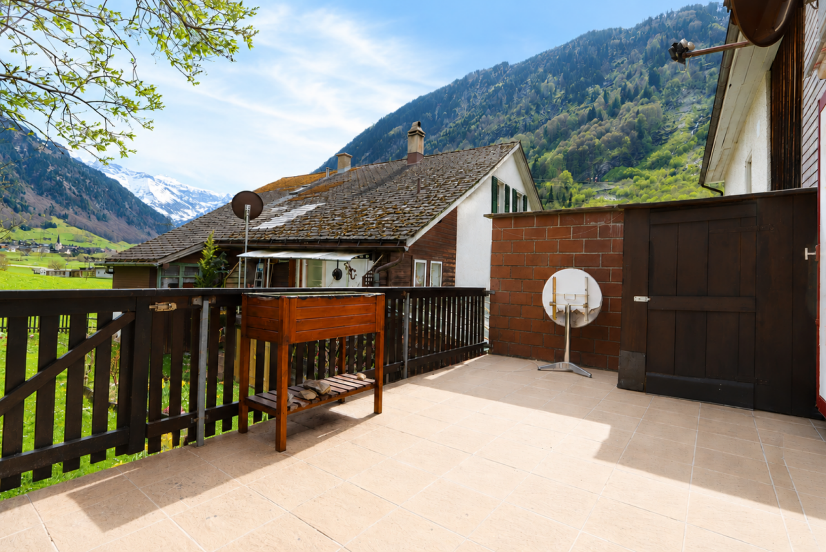 Wohn- oder Ferienhausteil mit Garten, Garage und traumhaften Ausblick an ruhiger Lage in Engi GL