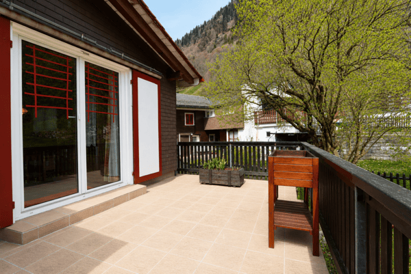 Wohn- oder Ferienhausteil mit Garten, Garage und traumhaften Ausblick an ruhiger Lage in Engi GL 5