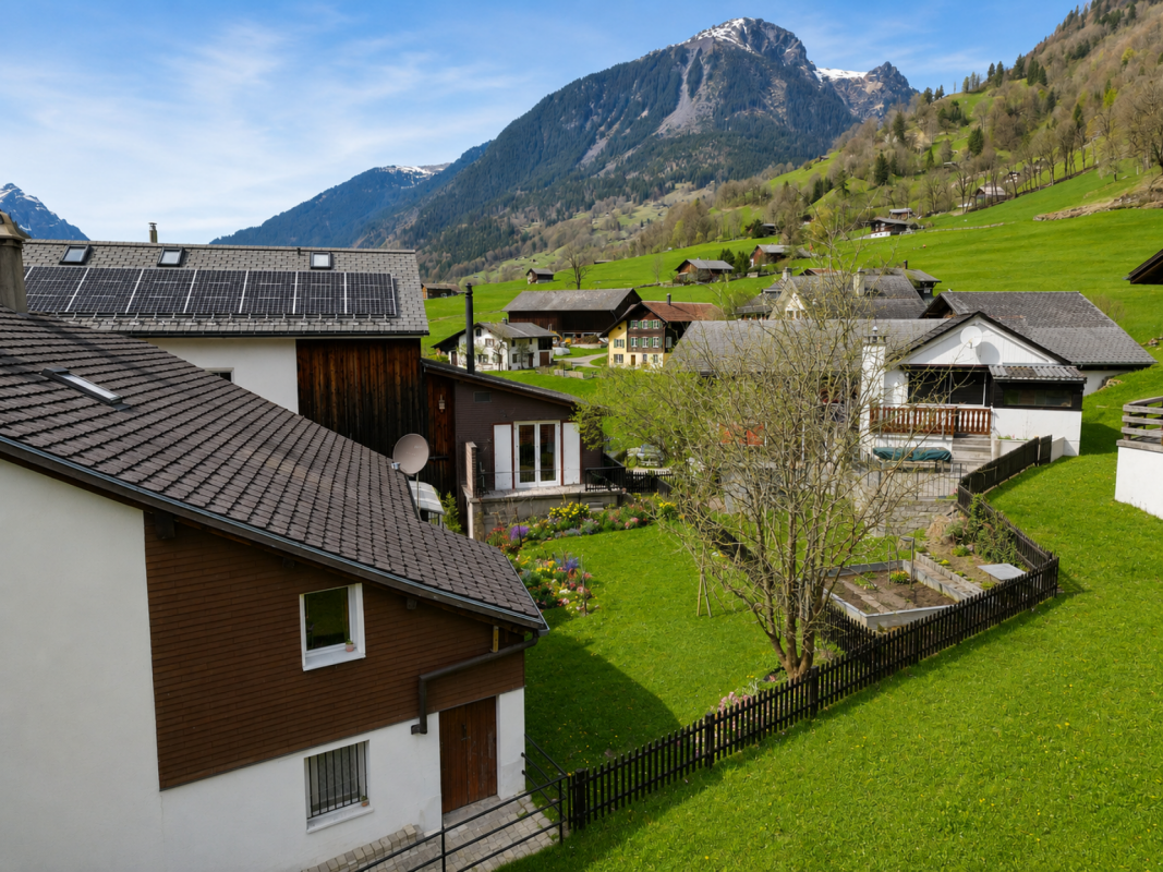 Wohn- oder Ferienhausteil mit Garten, Garage und traumhaften Ausblick an ruhiger Lage in Engi GL