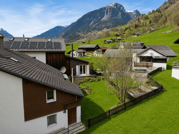Wohn- oder Ferienhausteil mit Garten, Garage und traumhaften Ausblick an ruhiger Lage in Engi GL 2