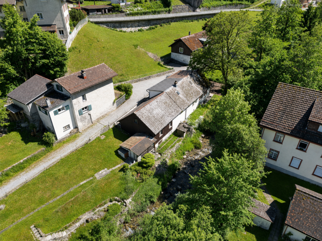 Doppeleinfamilienhaus mit grossem Garten an ruhiger Lage in Riedern GL