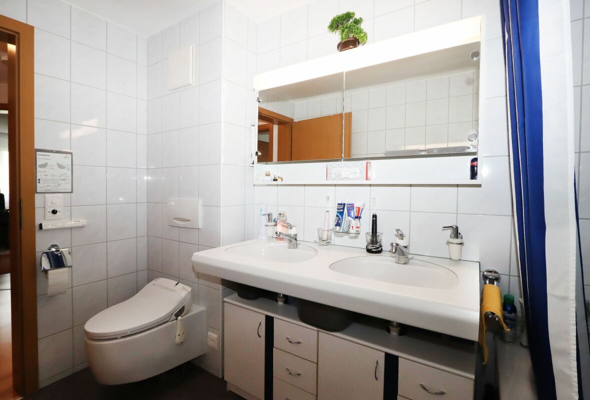 4.5-Zimmerwohnung mit Tiefgaragenplatz und Balkon an ruhiger Lage in Niederurnen